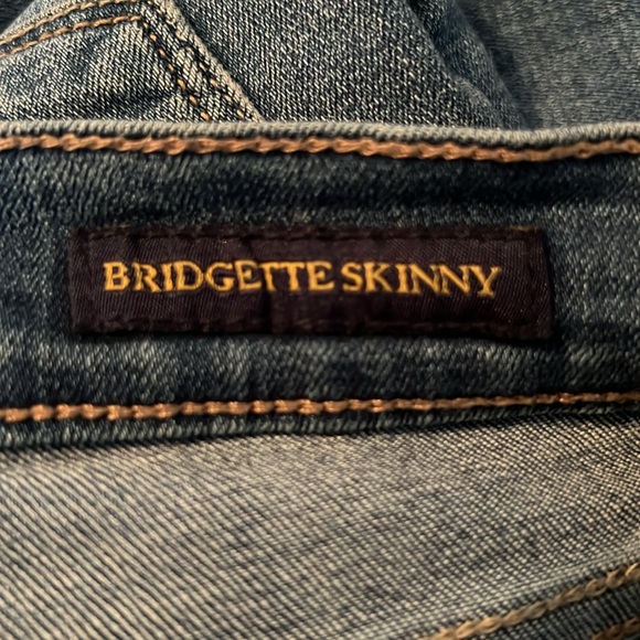 Lucky Brand Skinny Blue Jeans slightly distressed. Size 2/26 - Picture 8 of 9